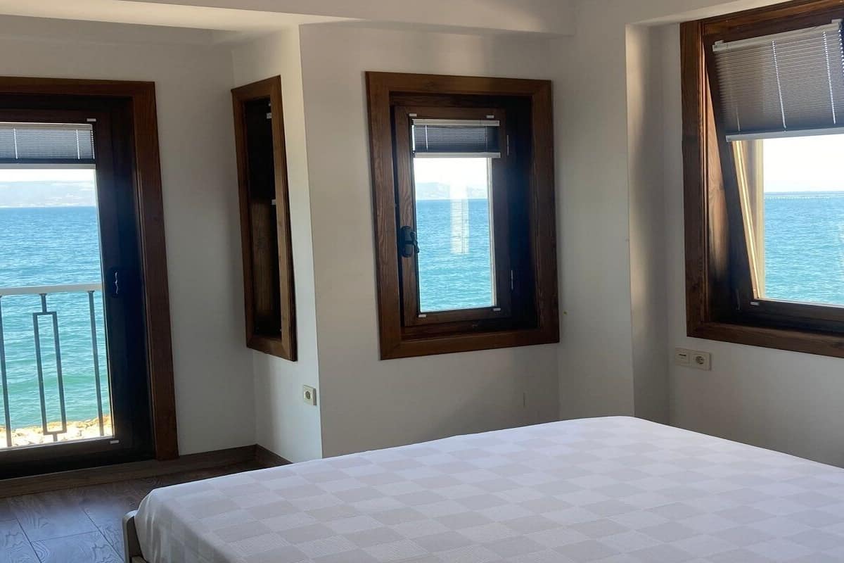 Quarto casal conforto, vista para o mar | Frigobar (abastecido com alguns itens grátis), roupa de cama