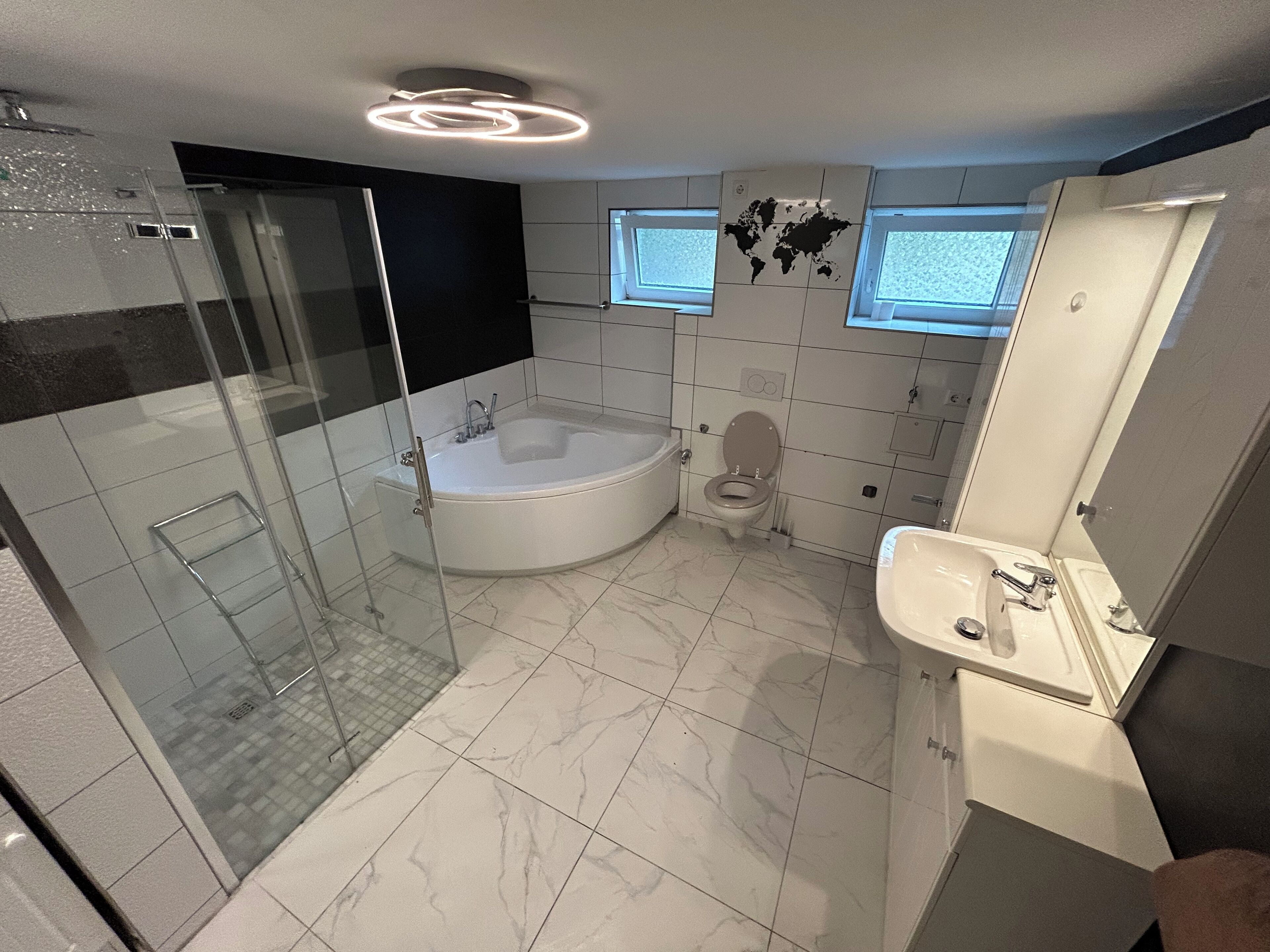 Douche, séchoir à cheveux, bidet, serviettes fournies