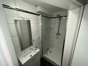 Ducha, secador de pelo, bidé y toallas
