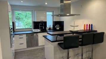 Micro-ondes, four, plaque de cuisson, lave-vaisselle