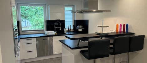 Micro-ondes, four, plaque de cuisson, lave-vaisselle