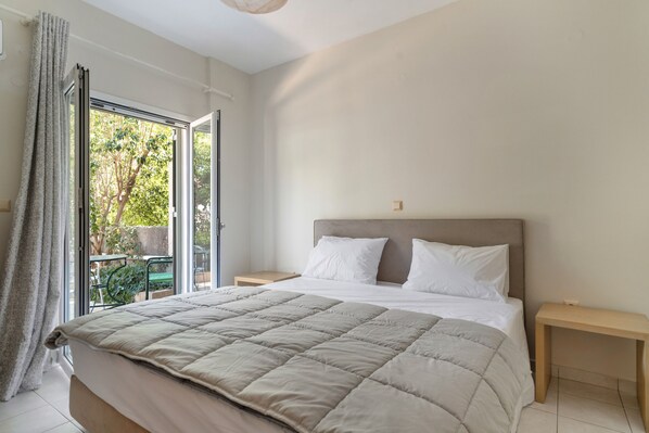 1 bedroom, bed sheets