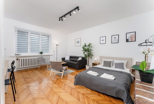 4 bedrooms, iron/ironing board, Internet, bed sheets