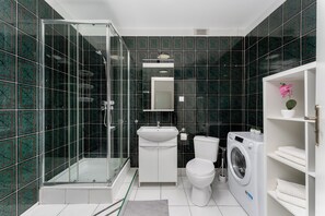 Doccia, asciugacapelli, asciugamani, sapone