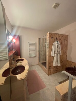 Shower, hair dryer, towels, soap - Provencal villa with pool and large garden, ideal for families (Garéoult)