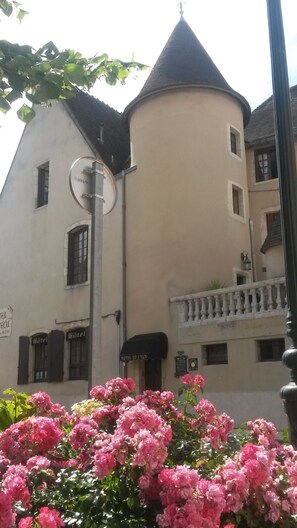 Vista frontal de la propiedad