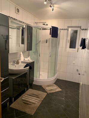 Dusche, Haartrockner, Handtücher