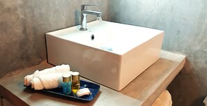 Douche, sèche-cheveux, bidet, serviettes fournies