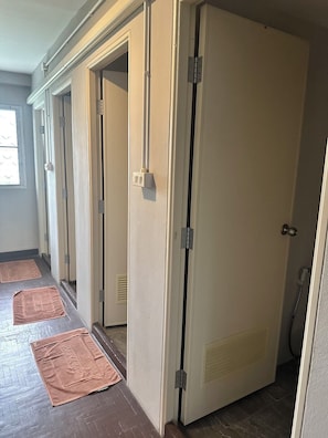 Dortoir Partagé, vue ville | Salle de bain