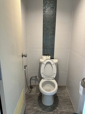 Slaapzaal, uitzicht op de stad | Badkamer