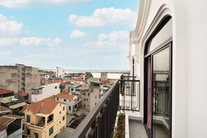 Apartamento, 2 habitaciones, vistas al río | Minibar, wifi gratis, ropa de cama