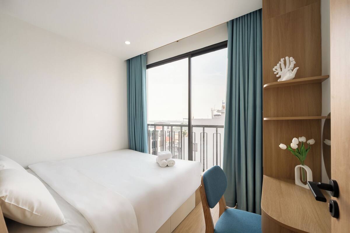 Minibar, free WiFi, bed sheets