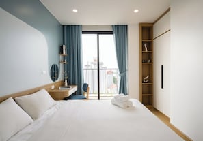 Minibar, free WiFi, bed sheets
