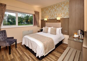 Habitación doble, vista al lago | Camas Select Comfort, caja de seguridad en la habitación y escritorio 