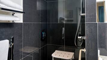 Habitación doble, vista al lago | Baño | Secadora de cabello, toallas, jabón, shampoo