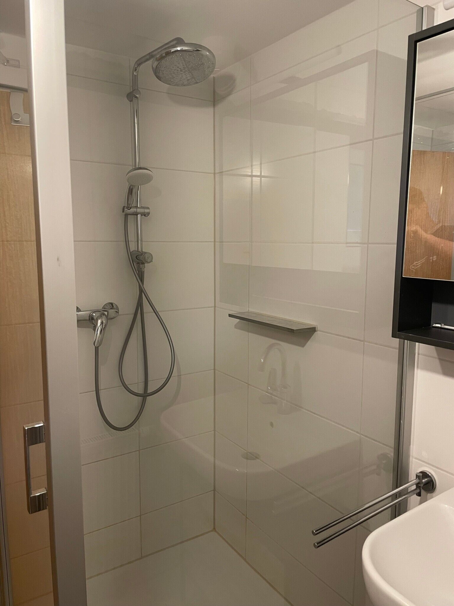 Douche, sèche-cheveux, serviettes fournies