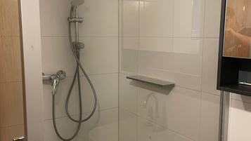 Douche, sĂšche-cheveux, serviettes fournies