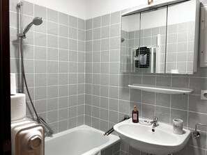Hair dryer, towels, soap, toilet paper - Cozy 2-room + balcony (Aalen)