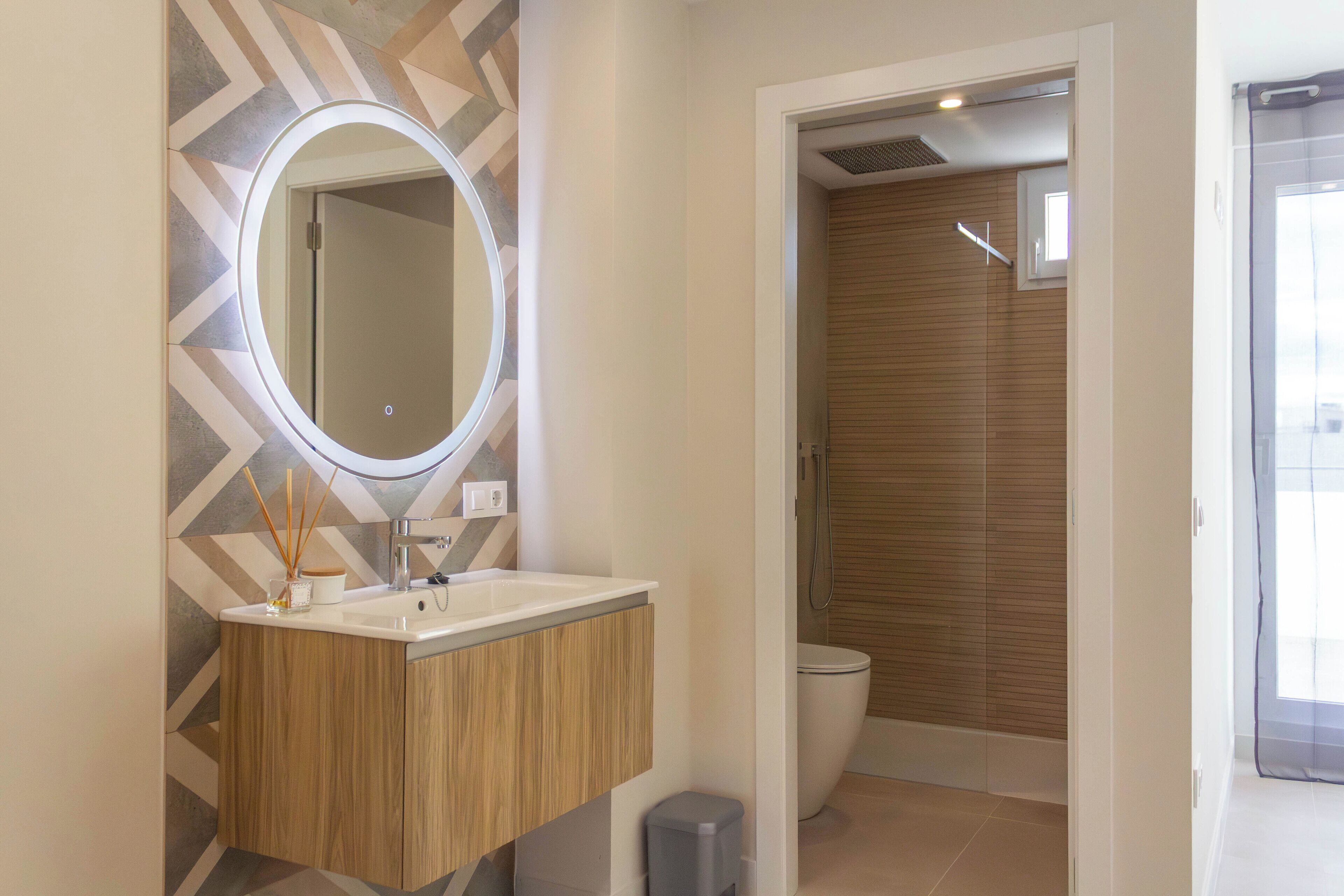 Familie studio suite, balkon, uitzicht op zee | Badkamer | Een douche, een haardroger, handdoeken, zeep