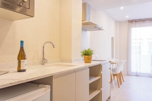 Suite estudio estándar, balcón, vistas a la ciudad | Cocina privada | Frigorífico pequeño, microondas, placa de cocina y utensilios de cocina