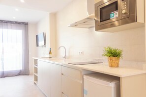 Suite estudio familiar, balcón, vistas al mar | Cocina privada | Frigorífico pequeño, microondas, placa de cocina y utensilios de cocina