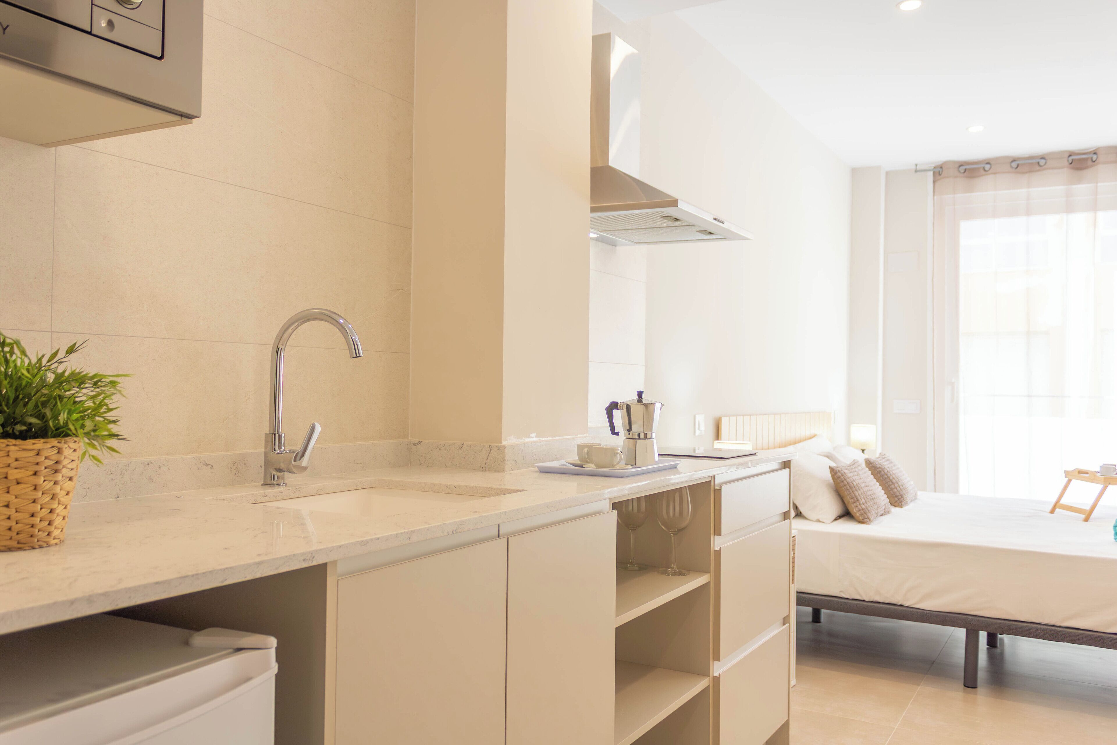 Comfort studio suite, balkon, uitzicht op stad | Privékeuken | Een mini-koelkast, een magnetron, een kookplaat