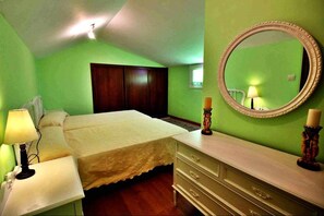4 bedrooms, iron/ironing board, bed sheets