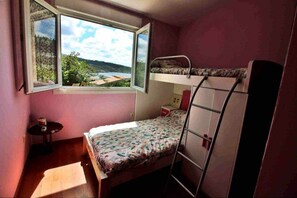 4 bedrooms, iron/ironing board, bed sheets