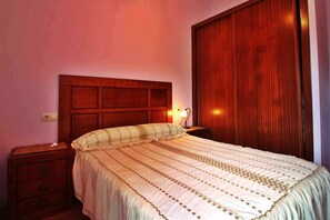 4 bedrooms, iron/ironing board, bed sheets