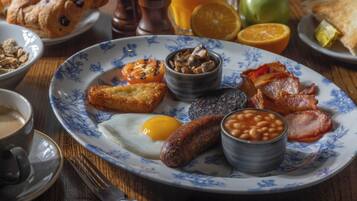 Dagelijks continentaal ontbijt (GBP 11 per persoon)