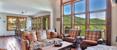 Smart-tv, eldstad och ett bordtennisbord