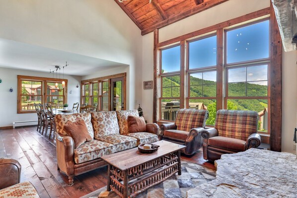 スマートテレビ、暖炉、卓球台