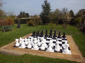 Property grounds - 250 m from the Woblitzsee - quiet apartment with WLAN, terrace, bicycle garage (Wesenberg)