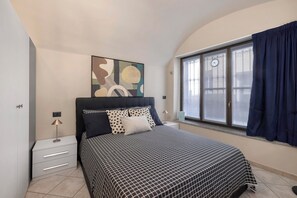 1 dormitorio, tabla de planchar con plancha, wifi y ropa de cama