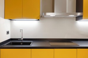 Kühlschrank, Mikrowelle, Herdplatte, Geschirrspüler
