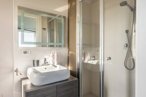 House, 2 Bedrooms | Bathroom | Shower, hair dryer, towels, soap - Casa Faro del Plemmiro con Jacuzzi by Wonderful Italy (Syracuse)