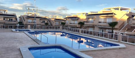 LĂ€genhet | Pool | Utomhuspool