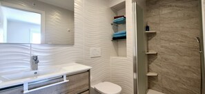 Bathroom - Beachside Apartment With Sauna (Torrevieja)