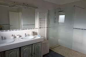 Dusche, HandtĂŒcher, Toilettenpapier