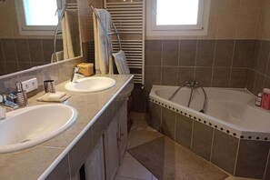 Shower, towels, toilet paper - Peace of mind (Saint-Cézaire-sur-Siagne)