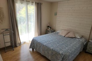 4 bedrooms, iron/ironing board, WiFi, bed sheets