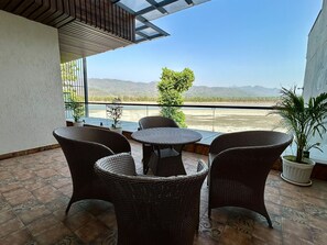 Flat-screen TV - Ganga Euphoria Villa (Rishikesh)