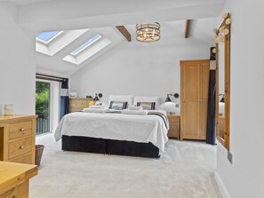 3 bedrooms, travel cot, free WiFi, bed sheets