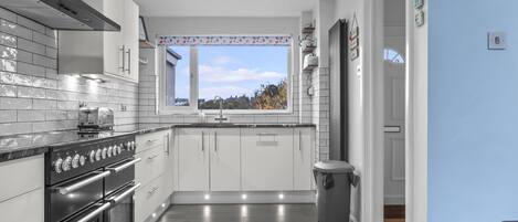 Four Ă micro-ondes, un four, lave-vaisselle, chaise haute