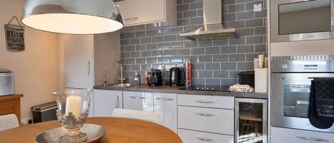 Mikroaaltouuni, uuni, astianpesukone, leivänpaahdin