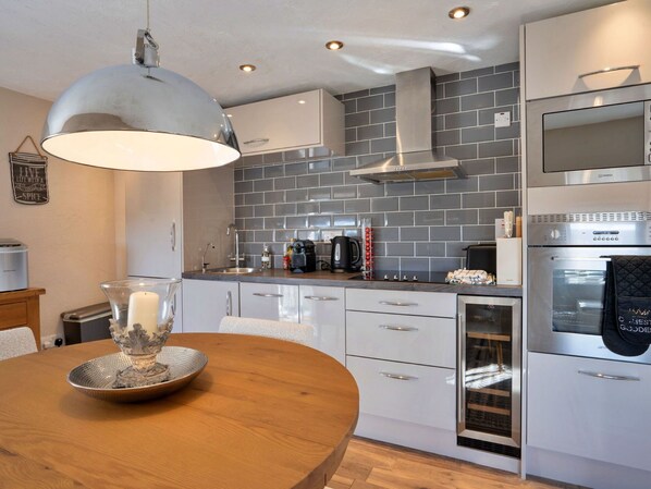 Mikrowelle, Ofen, Geschirrspüler, Toaster