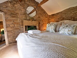 3 bedrooms, travel cot, free WiFi, bed sheets