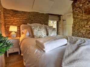 6 bedrooms, travel cot, free WiFi, bed sheets