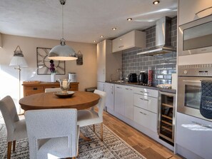 Mikrovågsugn, ugn, diskmaskin och barnstol