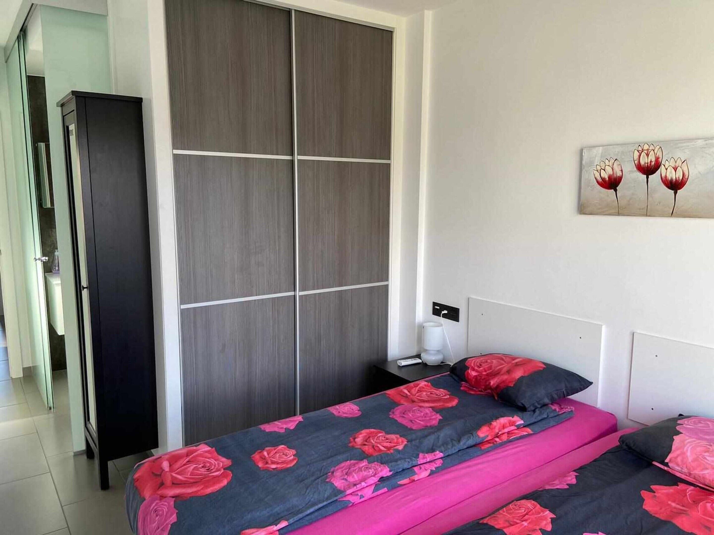 2 habitaciones y tabla de planchar con plancha 